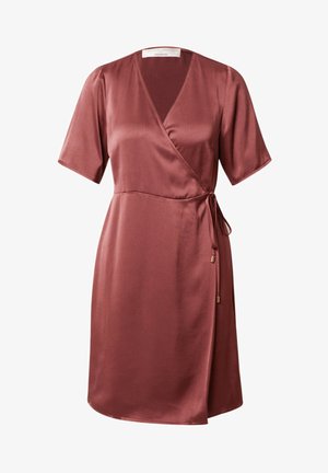 Sukienka z krótkim rękawem, o kroju kopertowym, z ciemnoróżowej satyny. Posiada dekolt w kształcie litery V, detal w postaci przewiązania w talii oraz gładkie, lekko teksturowane wykończenie.