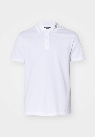 Polo-shirt blanc en coton, doté d'un col classique avec deux boutons, de manches courtes et de détails rayés subtils sur le col.