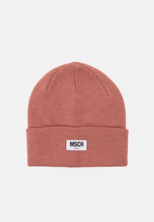 Bonnet en maille couleur rouille avec un revers, orné d'un patch rectangulaire blanc portant l'inscription "MSCH" en lettres noires.
