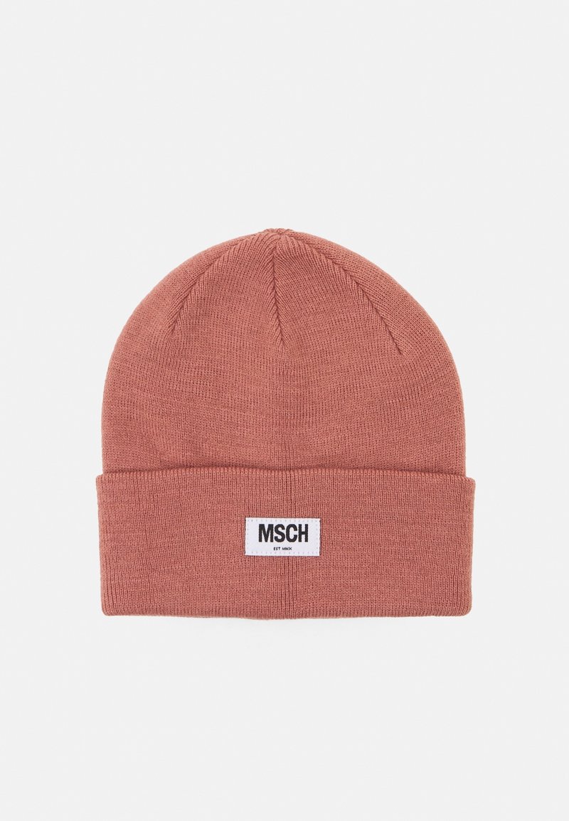 Bonnet en maille couleur rouille avec un revers, orné d'un patch rectangulaire blanc portant l'inscription "MSCH" en lettres noires.