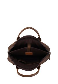 Bruine leren handtas met een ruim interieur, voorzien van een donkere voering, ritssluiting en twee stevige handvatten voor eenvoudig dragen.