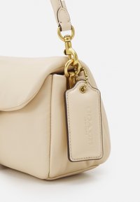 COACH COVERED CLOSURE PILLOW TABBY SHOULDER - Handbag - ivory