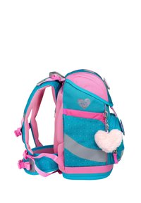 Rucksack aus blauem und pinkem Stoff, mit einer herzförmigen Verzierung, Punktemuster und einem flauschigen Herz-Schlüsselanhänger. Mit Netzträgern.