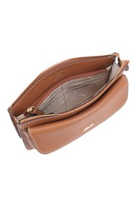 Bruine leren portemonnee met een ritsluiting, voorzien van meerdere kaartsleuven, een ritsvak en contrasterende stiksels. De binnenkant is lichtgrijs.