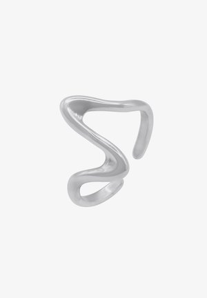 Strieborný kovový prsteň s tekutým, abstraktným dizajnom. Má hladké, zakrivené línie a otvorené sekcie, ktoré odrážajú svetlo a vytvárajú lesklý povrch.