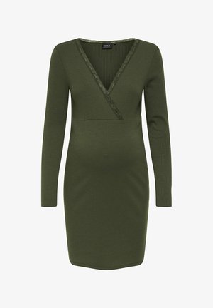 Olīvu zaļš ribots kleita ar V veida kakla izgriezumu, garām piedurknēm, mežģīņu apdari ap kakla izgriezumu un pieguļošu siluetu.