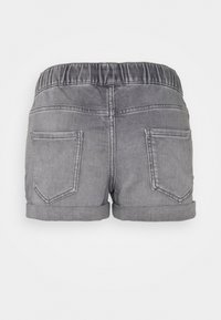 Harmaat farkkushortsit, joissa on pehmeä ja joustava vyötärö, käänteet ja kaksi takataskua. Ominaisuuksia klassinen viiden taskun muotoilu.