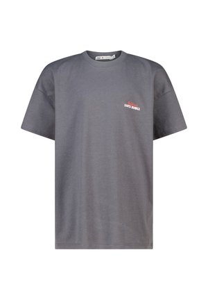 Grijs T-shirt met korte mouwen en ronde hals, met kleine rode en witte tekst "California Santa Monica" op de linkerborst.