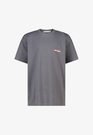 Grijs T-shirt met korte mouwen en ronde hals, met kleine rode en witte tekst "California Santa Monica" op de linkerborst.