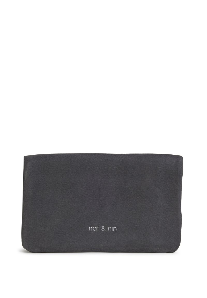 Zwarte leren pouch met textuur en een gladde afwerking. Voorzien van het geëmbosserde logo "nat & nin" in zilver aan de onderzijde in het midden. Rechteckige vorm.