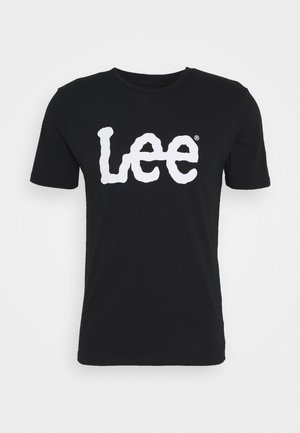 Camiseta de algodón negra con un destacado logo blanco de "Lee" en un estilo de fuente juguetón y ondulado. Diseño de mangas cortas y cuello redondo.