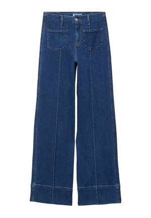 Jean en denim bleu à jambes larges avec poches plaquées à l'avant, fermeture à boutons et fermeture éclair à l'avant, et détails de panneaux cousus sur les jambes.
