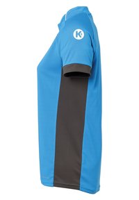 Polo de manga corta con un frente azul y panel lateral gris oscuro, hecho de una tela texturada con un logotipo en la manga izquierda.