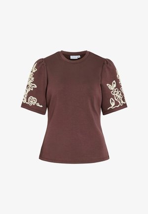 Hnedá krátka blúzka s okrúhlym výstrihom a bielou kvetinovou výšivkou na nadýchaných rukávoch.
