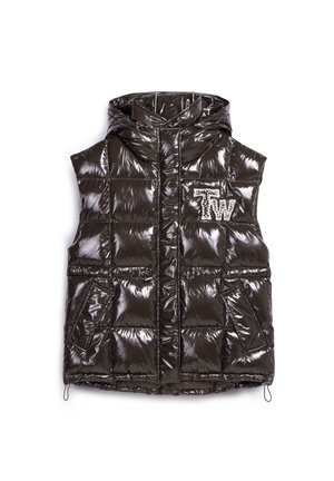 Gilet imbottito con cappuccio in materiale lucido marrone scuro. Presenta quadrati trapuntati e una patch decorativa "TW" con abbellimenti. Due tasche frontali.