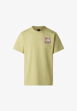 Hellgelbes T-Shirt aus Baumwolle mit quadratischem Grafikdruck, der wellenförmige Linien und ein Bergmotiv in verschiedenen Violetttönen zeigt.