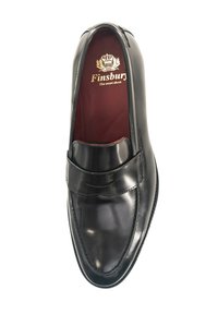 Zwart lederen instapper met een gladde afwerking, taps toelopende vorm en decoratieve band. Rode binnenvoering met gouden logo-detail.