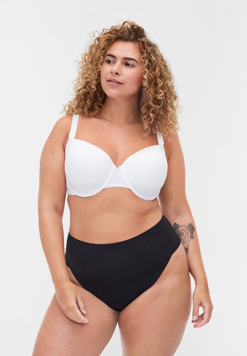 Reggiseno bianco imbottito con spalline regolabili abbinato a perizoma nero a vita alta. Tessuto liscio, design semplice, forma sagomata e texture leggera.