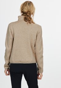 Beige, fleece jacka med halvmanschett och lång ärm samt hög krage. Slät textur, platta sömmar och en avslappnad passform.