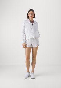 Nike Performance FAST TEMPO SHORT - Sportske kratke hlače - white/silver