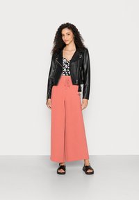 ONLY ONLMETTE STRING PALAZZO PANT  - Calças - desert sand