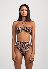 Bikini set met luipaardprint, bestaande uit een strapless top met een middenknoop en een hoge taille broekje, gemaakt van een soepele stof met een glanzende afwerking.