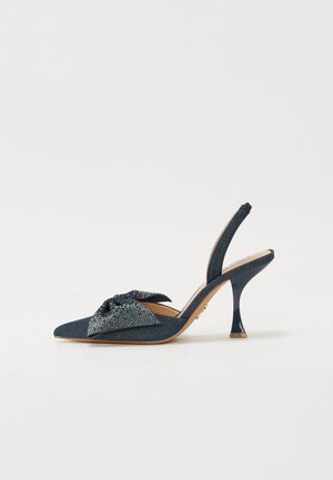 Jūrinės slingback kulniukai su smailiu priekiniu padažu, tekstūruota medžiaga ir kaspinu ant priekinės dalies. Yra stiletto kulnas ir lygus padas.