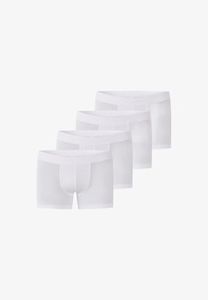Quatre paires de boxers blancs unis pour hommes, disposées en rangée décalée sur un fond blanc.