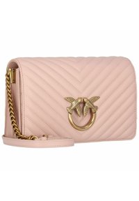 Borsa a tracolla in pelle rosa trapuntata con hardware a motivo uccello in tonalità oro e tracolla a catena. Presenta una forma rettangolare e una superficie texturizzata.