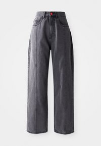 Pantalons larges en denim noir avec taille haute, dotés d'un bouton rouge, de coutures verticales et d'un style classique à cinq poches.
