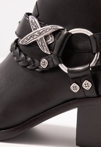 Ash Botines camperos - black