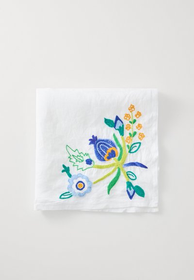 Tovagliolo di stoffa bianco con ricami floreali colorati in blu, verde, giallo e arancione, con una finitura tessuta e strutturata.
