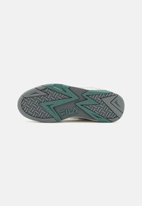Suola in gomma nera e verde con profili a zigzag e marchio Fila; presenta una superficie testurizzata e accenti a contrasto per una presa e una durata migliori.
