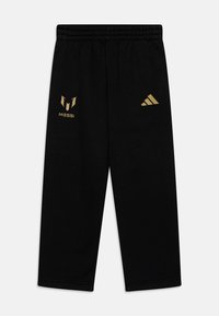 Sorte træningsbukser lavet af blødt stof, med et guld "Messi" logo og Adidas tre striber logo designet på venstre ben. Elastisk talje.