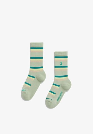 Grüne gerippte Socken mit horizontalen Streifen in Hellgrün, Pastellgelb und Dunkelteal. Verfügen über verstärkte Ferse und Zehen, Markenlogo befindet sich an der Seite.