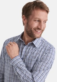 Hellblau und weiß kariertes Hemd mit Knöpfen, klassischem Kragen, langen Ärmeln und einer Brusttasche. Der Stoff wirkt leicht und strukturiert.