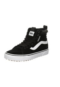 Zapatillas altas negras de ante, con una franja lateral blanca, punta redonda y suela de goma blanca con una superficie texturizada.