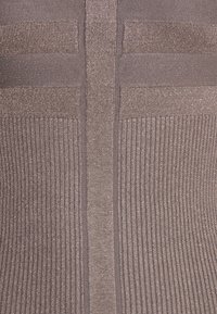 Top lavorato a maglia in marrone lucido con texture a coste verticali e pannello centrale. Presenta una finitura liscia con sottili accenti orizzontali.