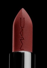 Samtigkeits-Matt-Lippenstift mit einer spitzen Spitze, tiefroter Farbe, geprägtem Logo und einem schwarzen Metallbasis. Glatte Textur.