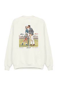 Kremfarget hettegenser med en vintage-stil illustrasjon av et par som kysser, med tennisracket i hånden, og tekst nedenfor.