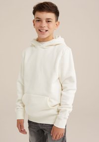 Sudadera blanca hecha de una tela suave, con un bolsillo frontal y capucha ajustable con cordones. Cuenta con puños acanalados y un corte holgado.