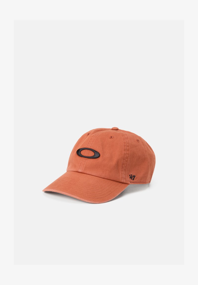 Cappellino da baseball in cotone arancione ruggine, con visiera curva, logo ricamato nero sul davanti, logo '47' in nero sul lato, sei occhielli per la ventilazione.
