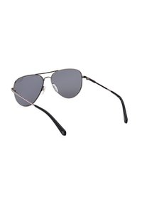 Okulary przeciwsłoneczne w stylu aviatora z ciemnoszarymi soczewkami, metalową oprawką i czarnymi plastikowymi zausznikami. Posiadają regulowane noski oraz minimalne oznakowanie po boku.