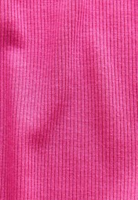 Tessuto rigato rosa con una finissima consistenza e strisce verticali. Il materiale appare morbido e si allunga leggermente.