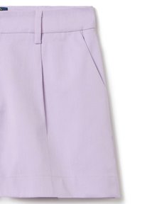 Bermuda lilla con una texture liscia, pieghe frontali e tasche laterali. La vita è piatta e sagomata per una vestibilità strutturata.