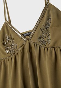 Maslinasto zelena majica bez rukava s beaded vezom na izrezu, koja ima nabranu teksturu tkanine i tanke podesive naramenice.