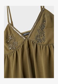 Selezionato, khaki
