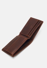 Portafoglio in pelle marrone con svariati slot per carte, un compartimento centrale e una texture liscia. Il design aperto mostra chiaramente il layout interno.