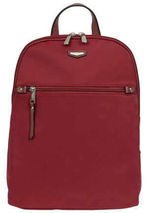 Zaino in nylon rosso con una texture liscia, dotato di una tasca frontale con zip e manici superiori doppi. Accentuato con un pannello posteriore in pelle.