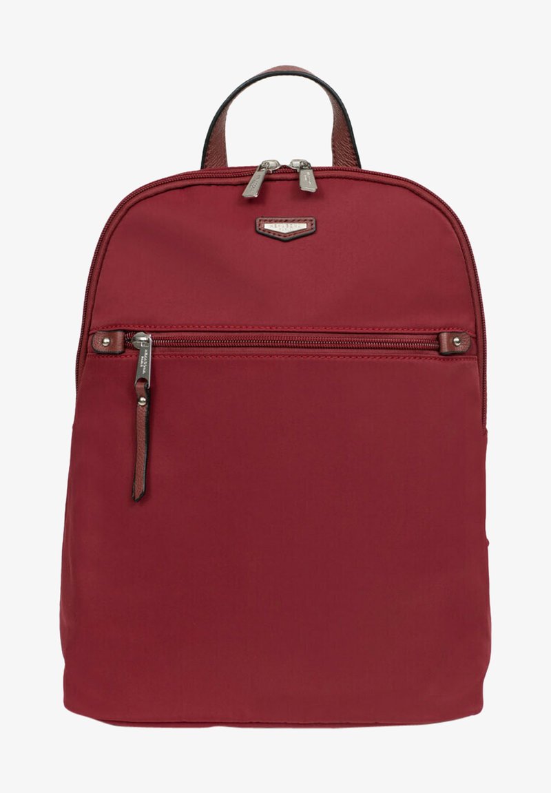 Sac à dos en nylon rouge avec une texture lisse, doté d'une poche frontale zippée et de deux poignées de transport supérieures. Accentué par un panneau arrière en cuir.